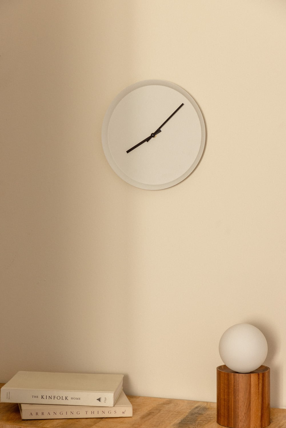 Reloj de pared minimalista blanco