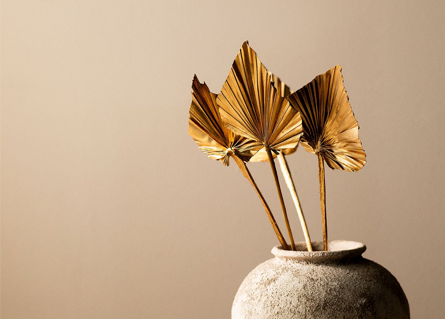 jarrón decorativo dorado, jarrón hojas doradas