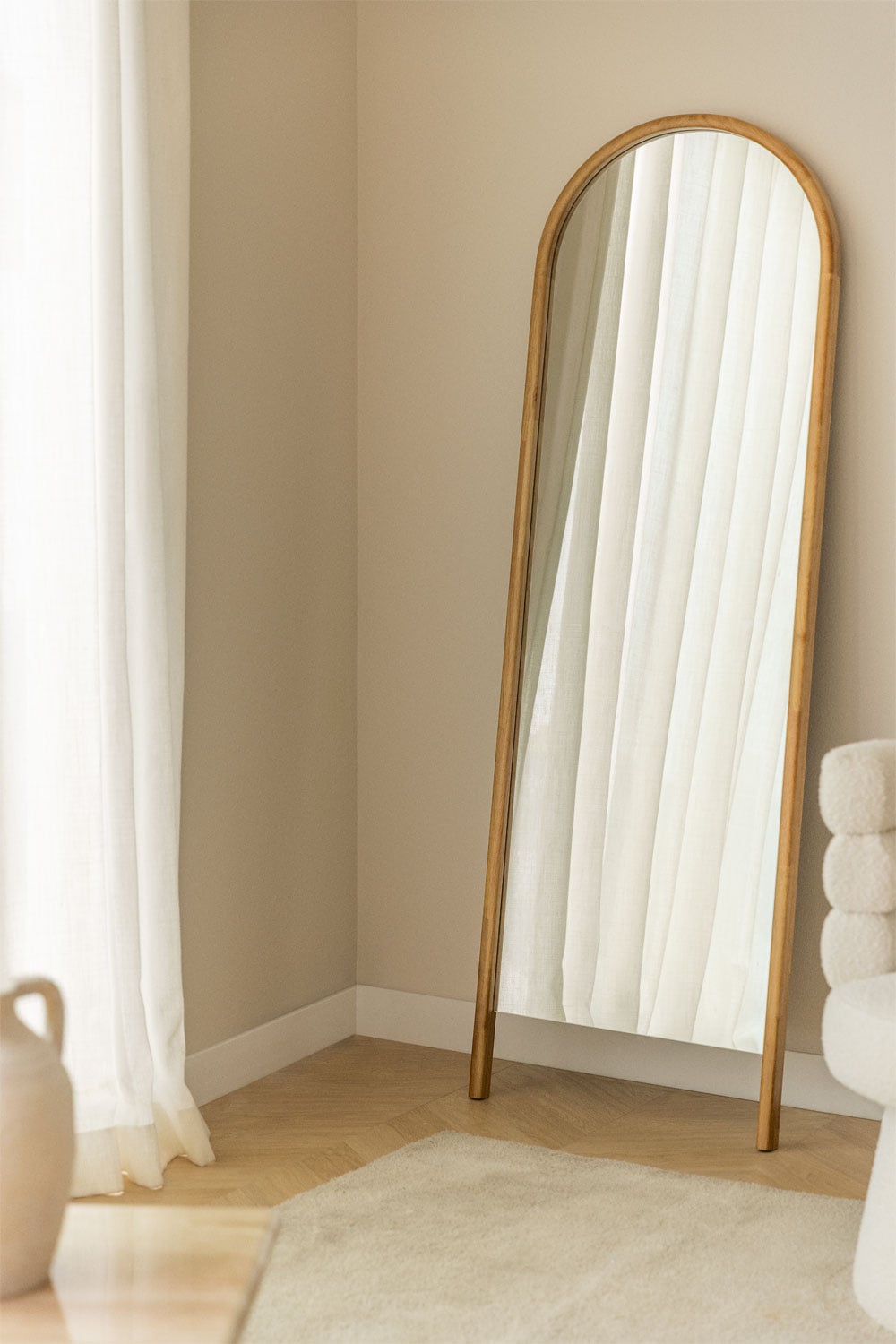 Espejo de pie con marco de madera natural