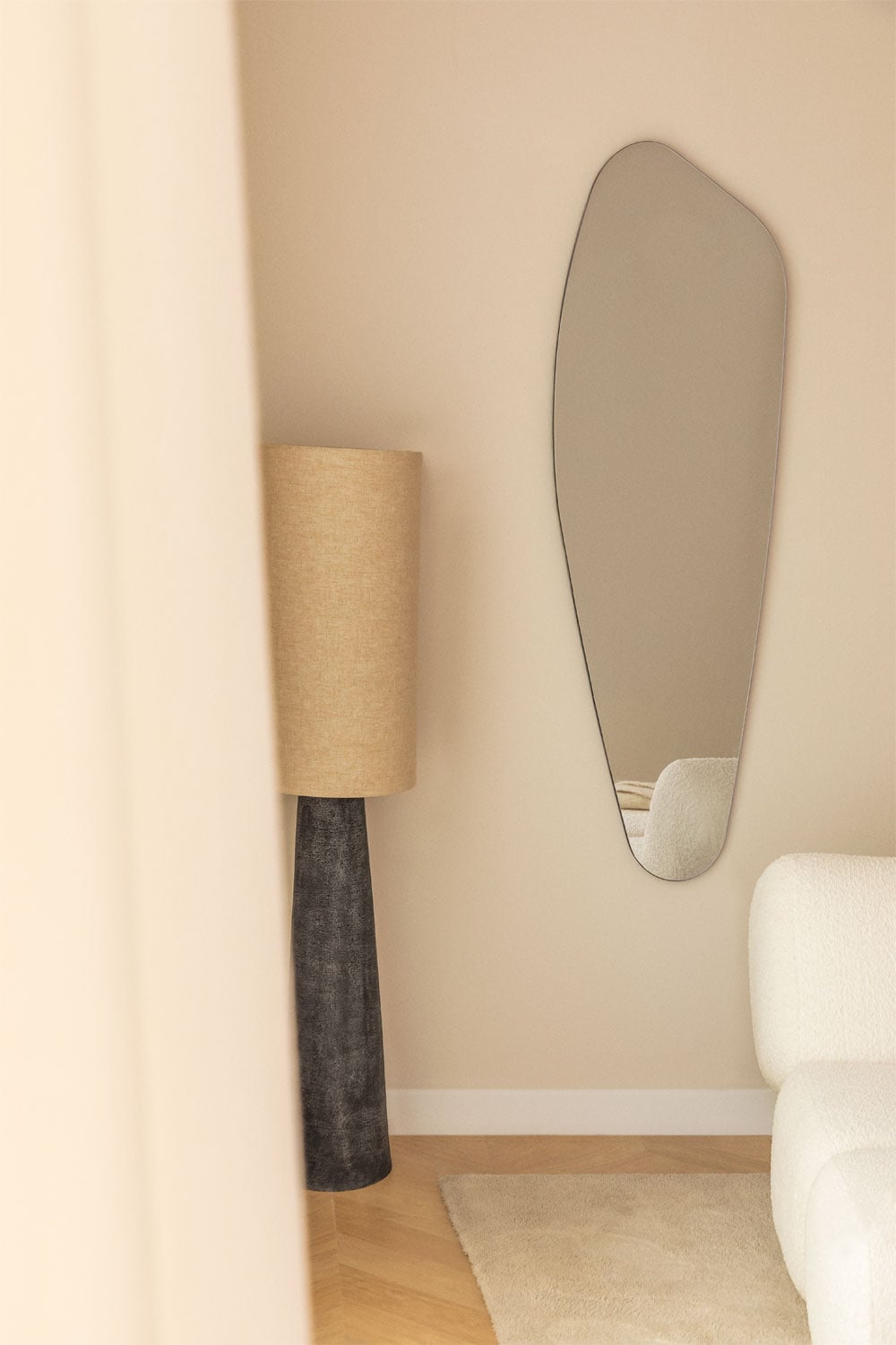 Lámpara de pie con pantalla de tela beige y base texturizada