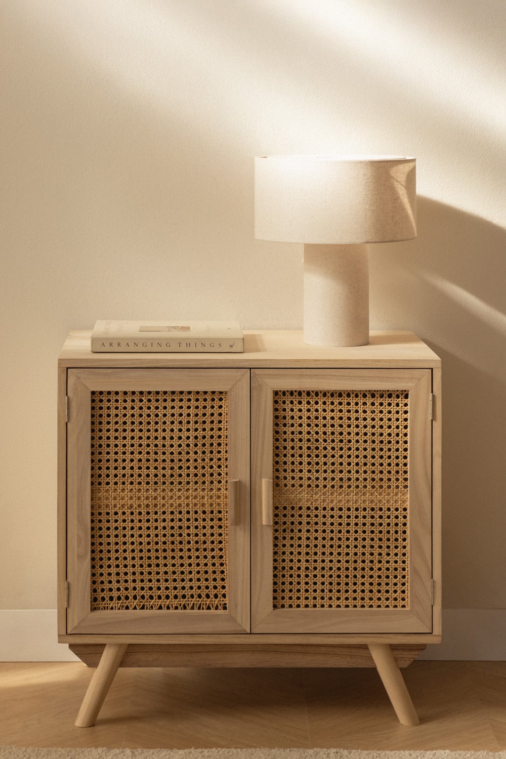 Aparador de madera clara con ratán 70x40 cm