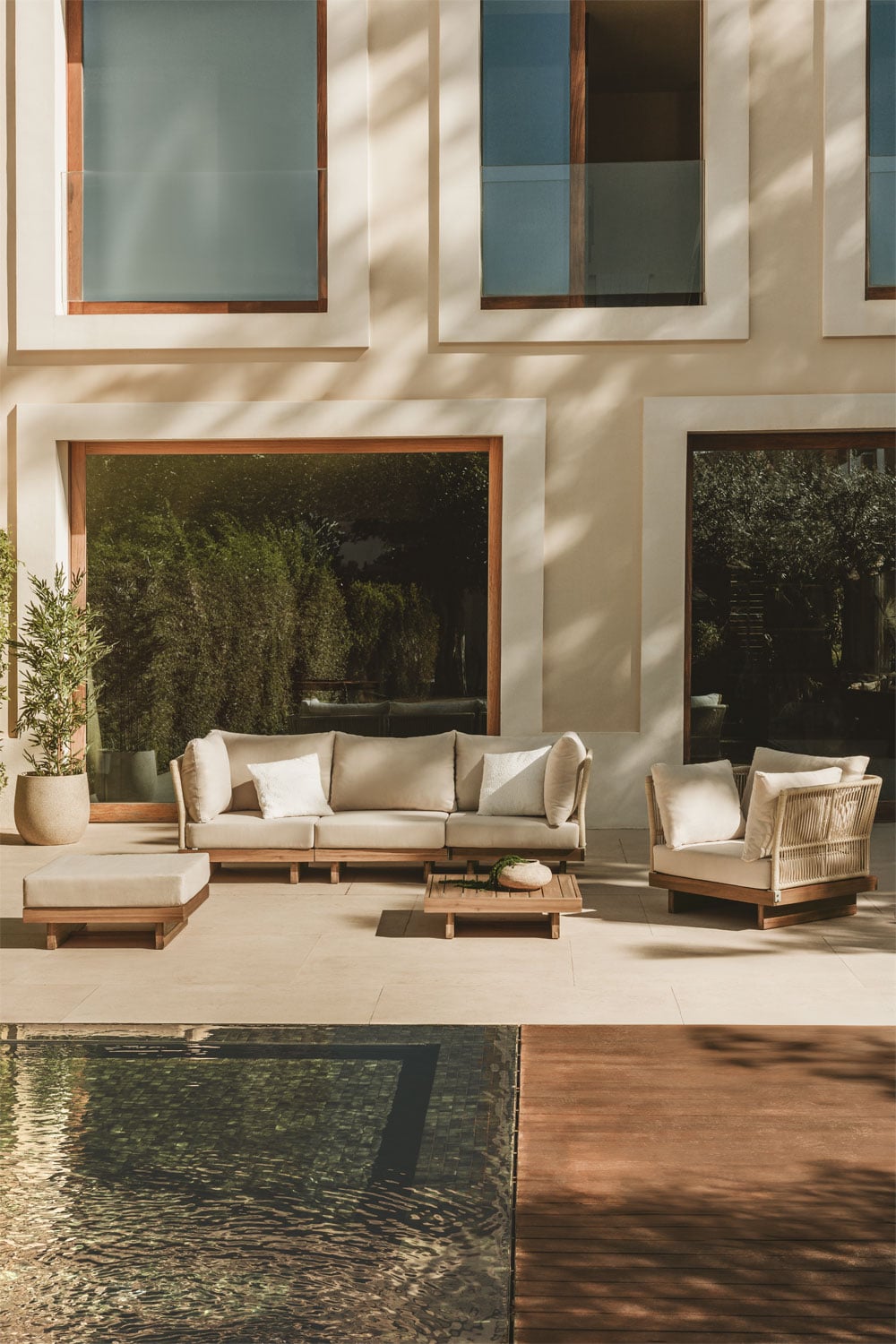 Conjunto de jardín modular en madera de acacia Dailin con cojines beige