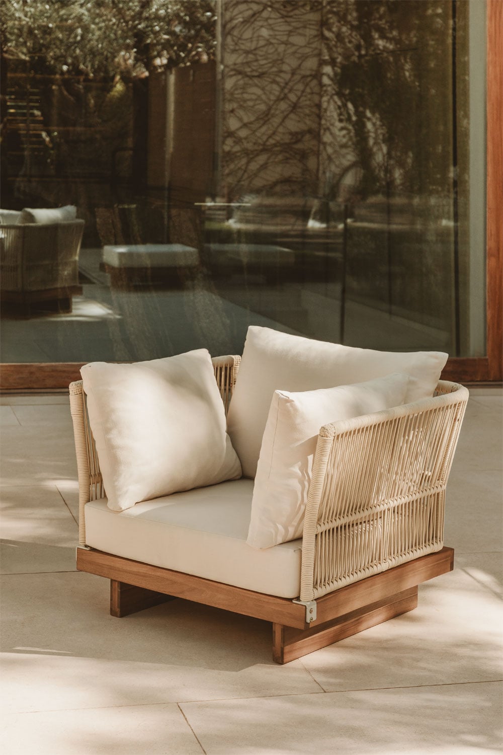 Sillón de exterior de cuerda beige con base de madera