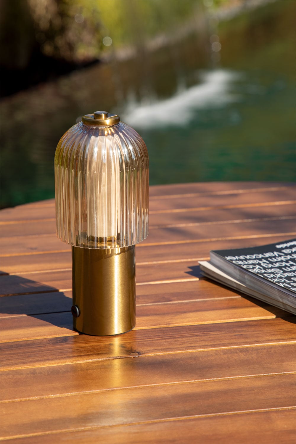 Lámpara de mesa dorada de cristal