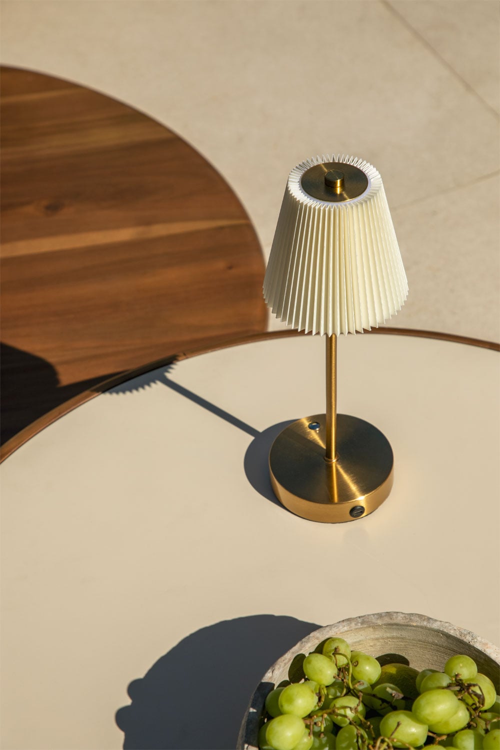 Lámpara de mesa dorada con pantalla plisada