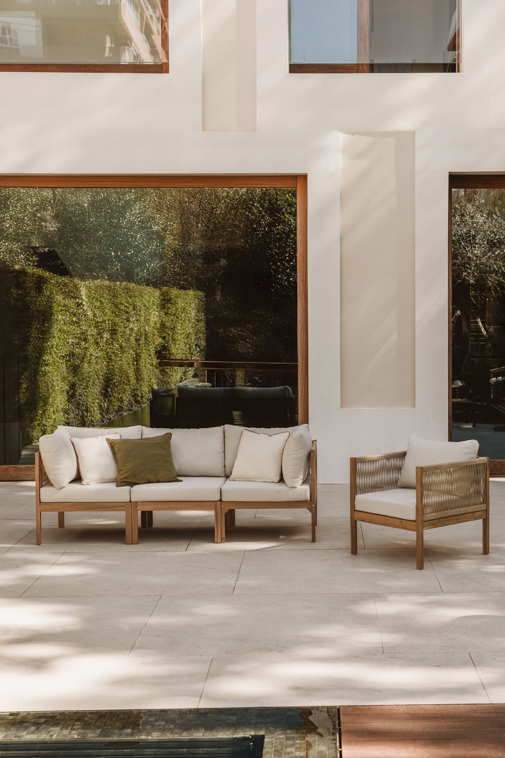 Conjunto de jardín en madera de acacia Branson con sofá modular de 3 plazas y sillón