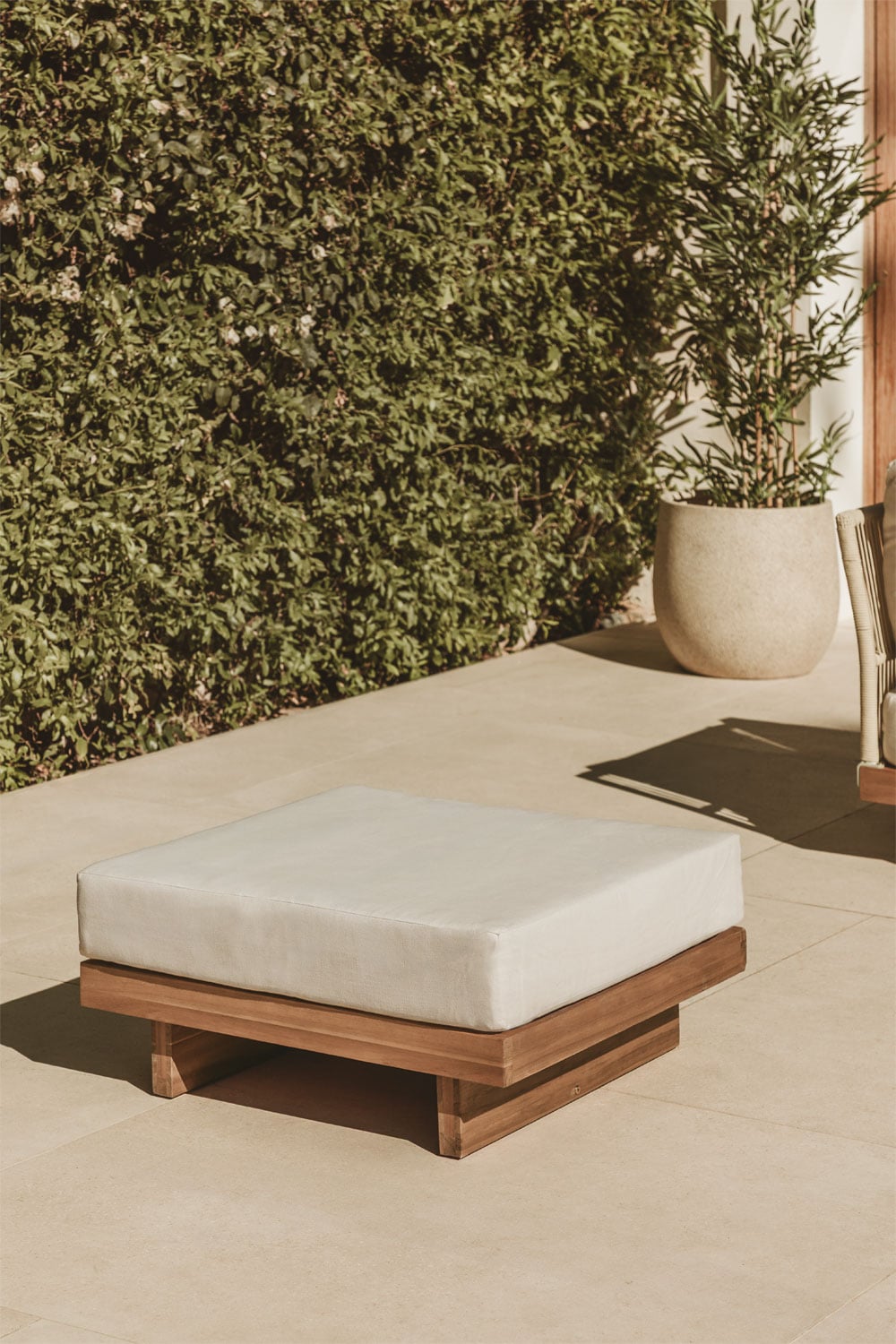 Puff de jardín de madera de acacia Dailin con cojín blanco