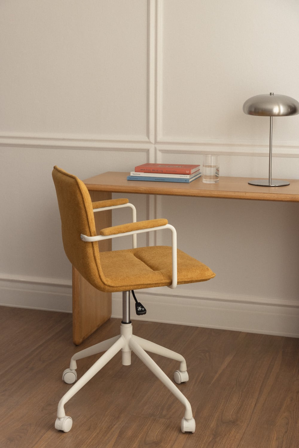 Silla de escritorio tapizada amarilla con ruedas