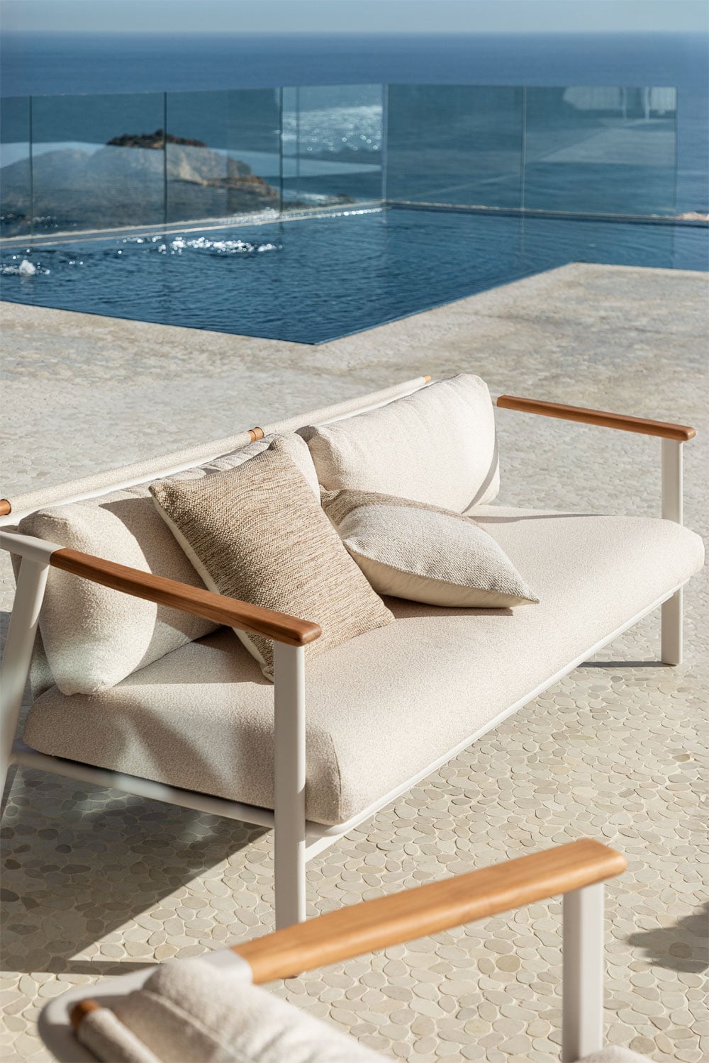 Sofá de exterior con estructura de metal y madera clara