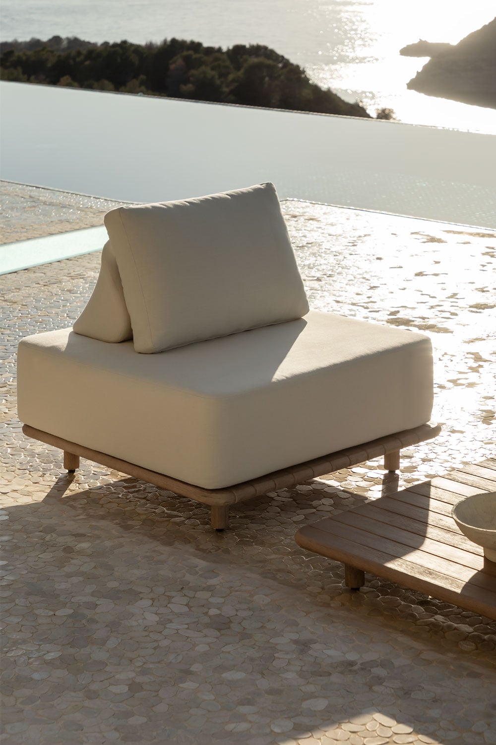 Sillón de jardín en madera de acacia Portet con cojines beige