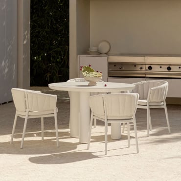 Set De Mesa Redonda Ø120 Cm En Cerámica Y Aluminio Arken Y 4 Sillas De Jardín Con Reposabrazos En Aluminio Y Tela Roderise Bouclé - Sklum