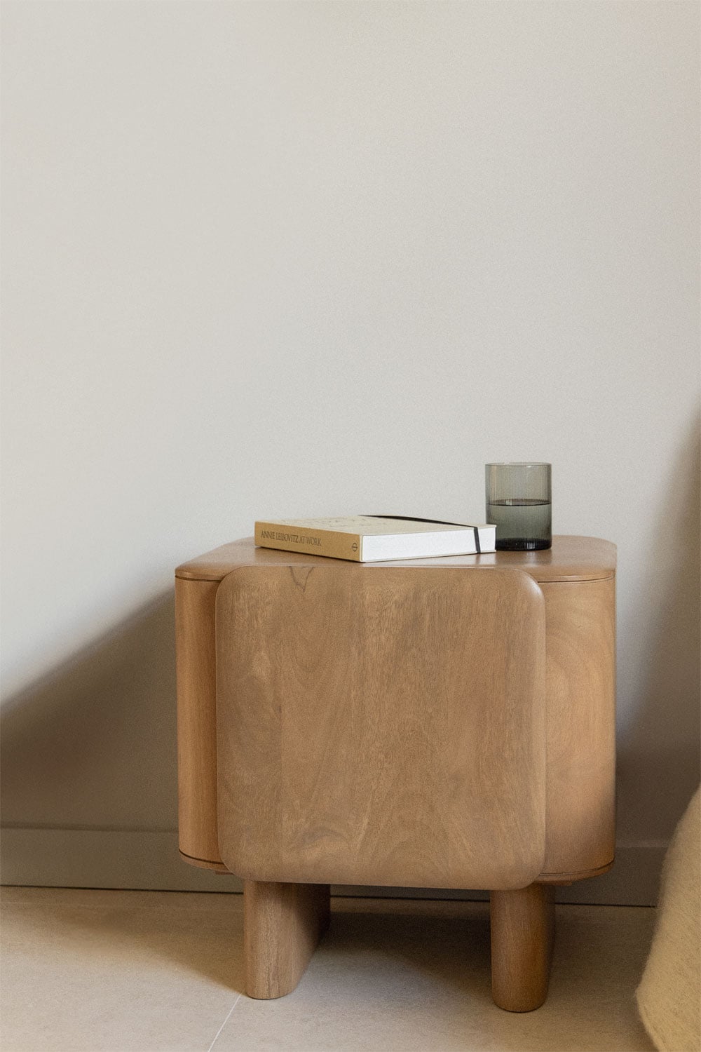 Mesita de noche Miller de madera de mango estilo orgánico moderno