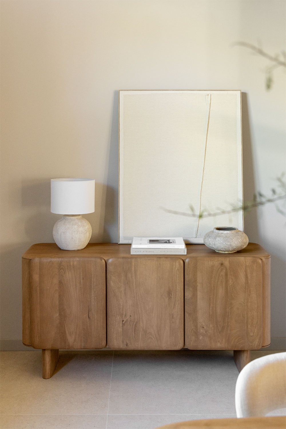Aparador de madera clara con puertas redondeadas