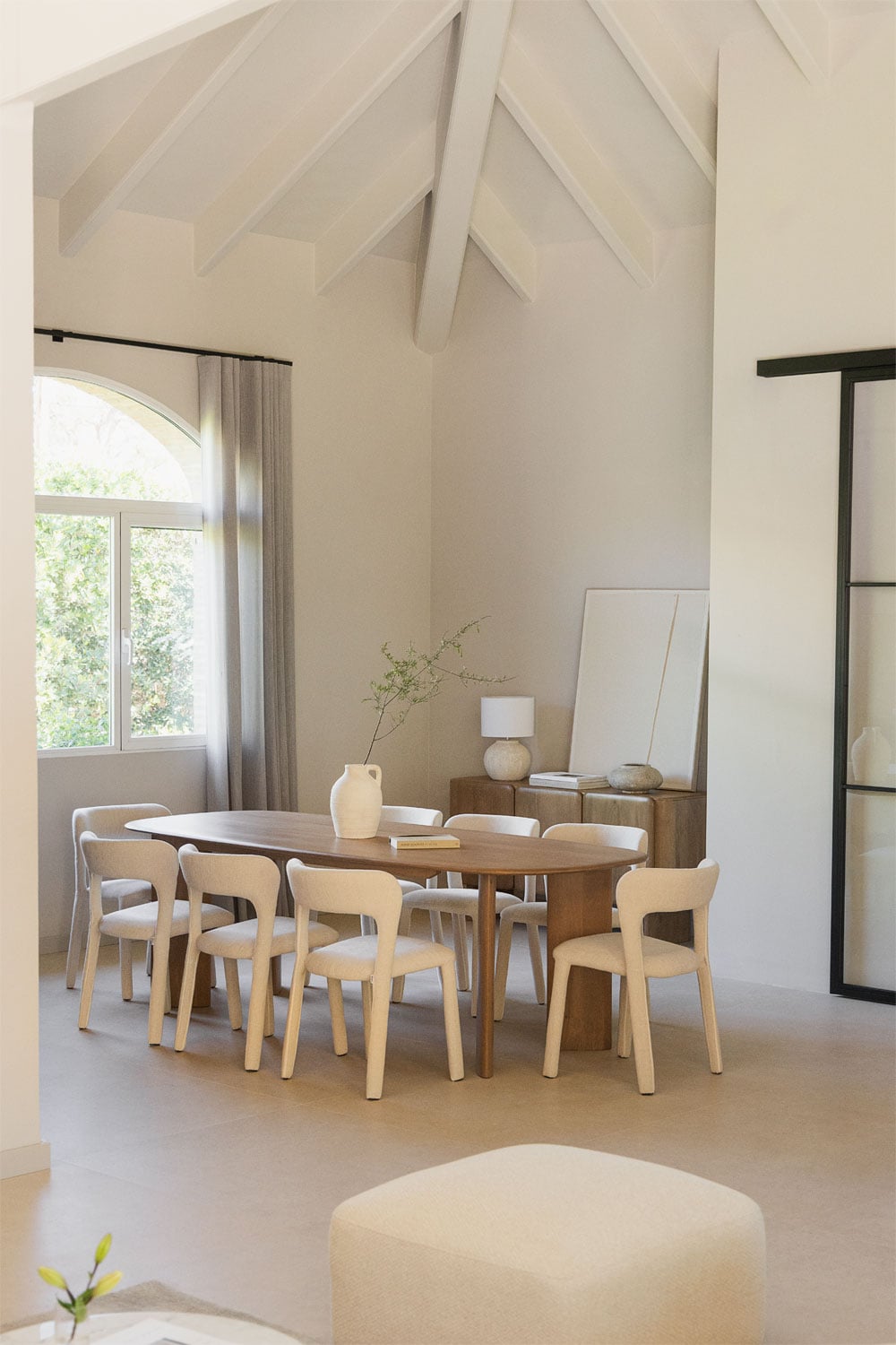 Set de Comedor Japandi: Mesa Ovalada de Madera de Mango y 8 Sillas Tapizadas Brusel