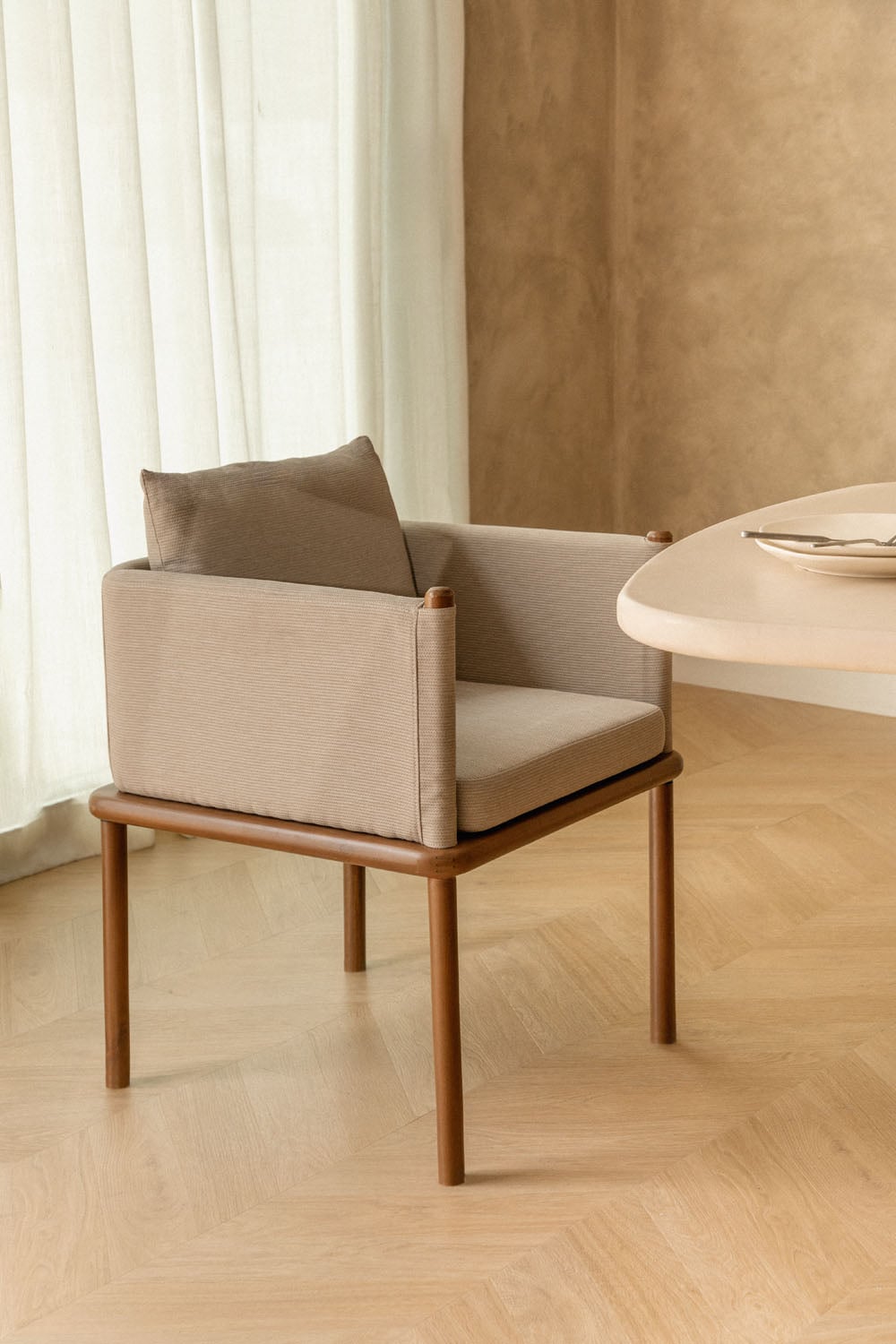 Silla de comedor con reposabrazos en madera de acacia