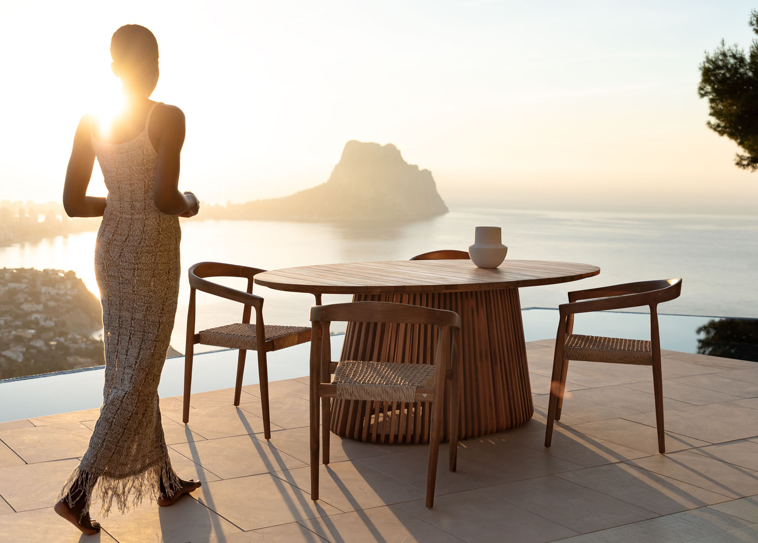 mesa comedor ovalada madera, mesa diseño nordico exterior