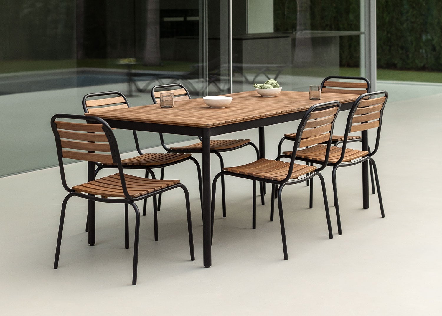 Conjunto de comedor exterior de madera y metal negro