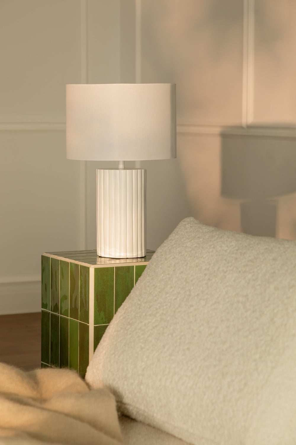 Lámpara de mesa cilíndrica blanca con base de cerámica