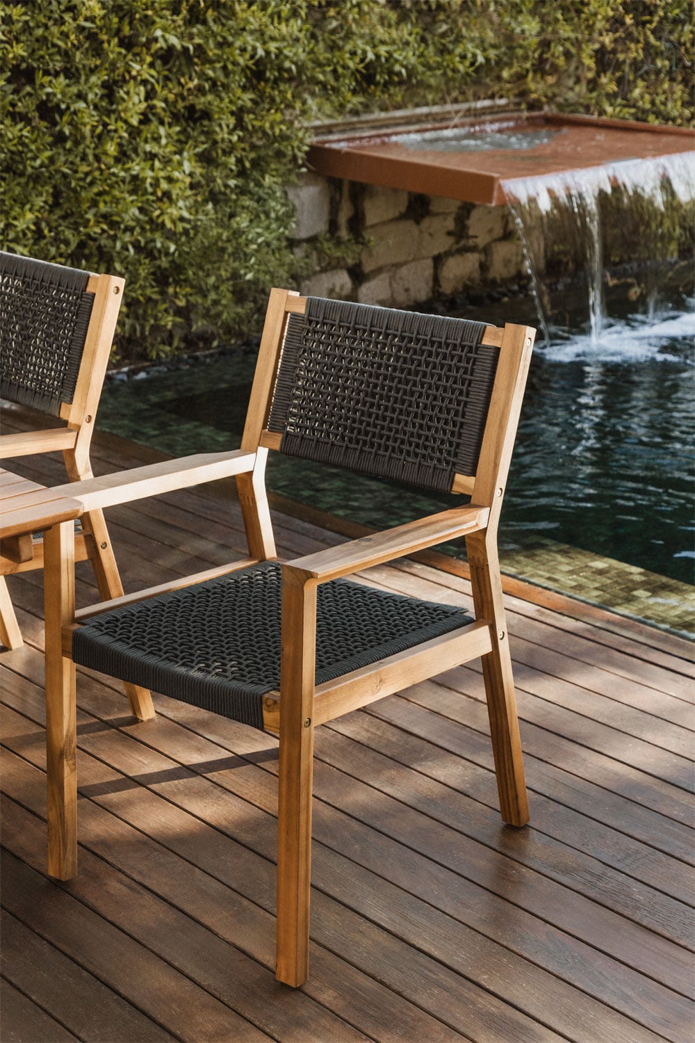 Silla de exterior de madera y cuerda negra