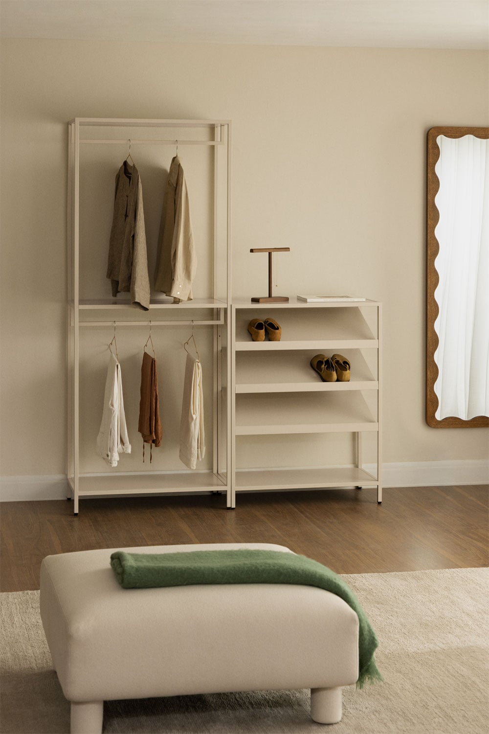 Armario modular abierto de metal y estantes