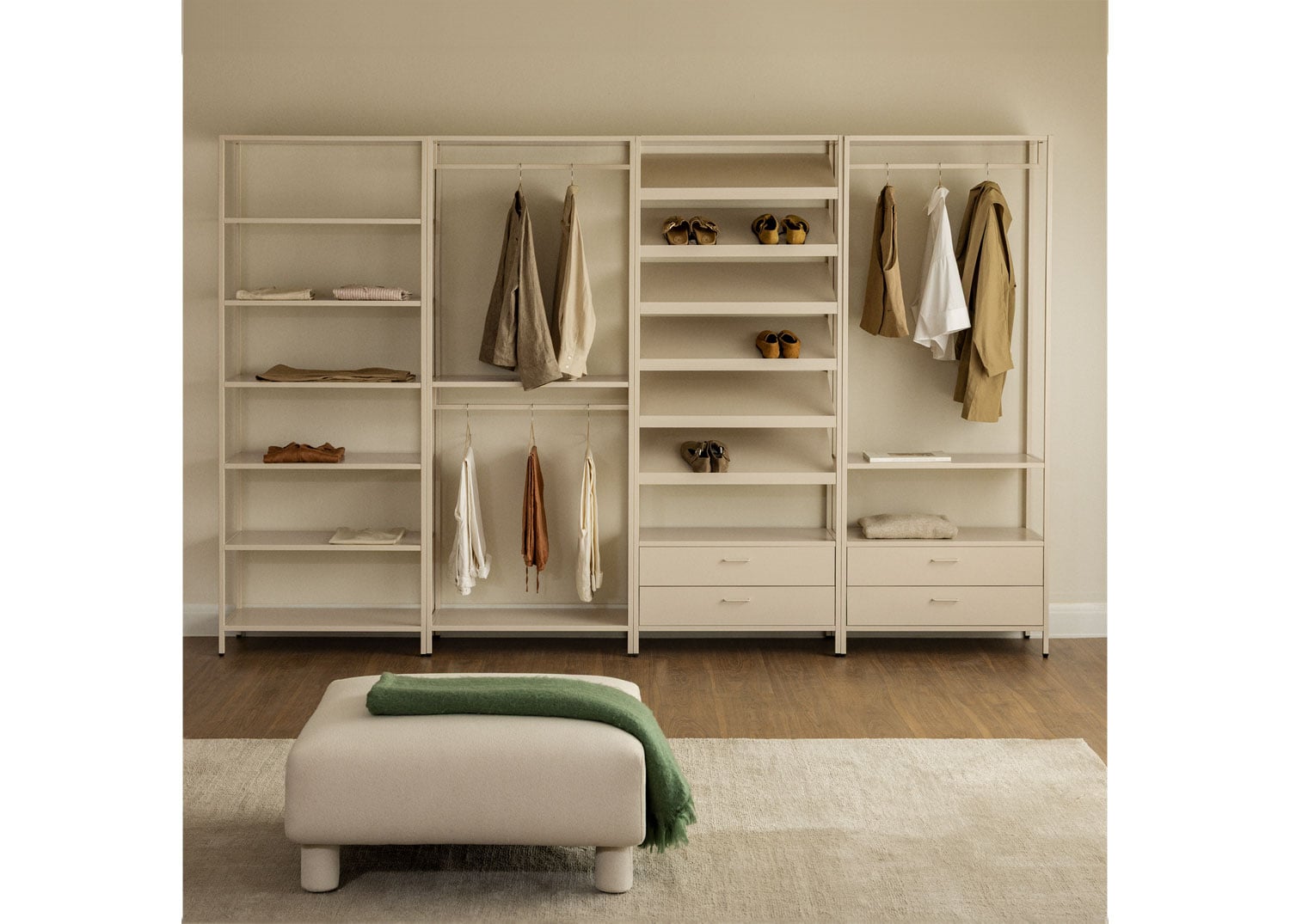 Armario modular beige con estantes y cajones