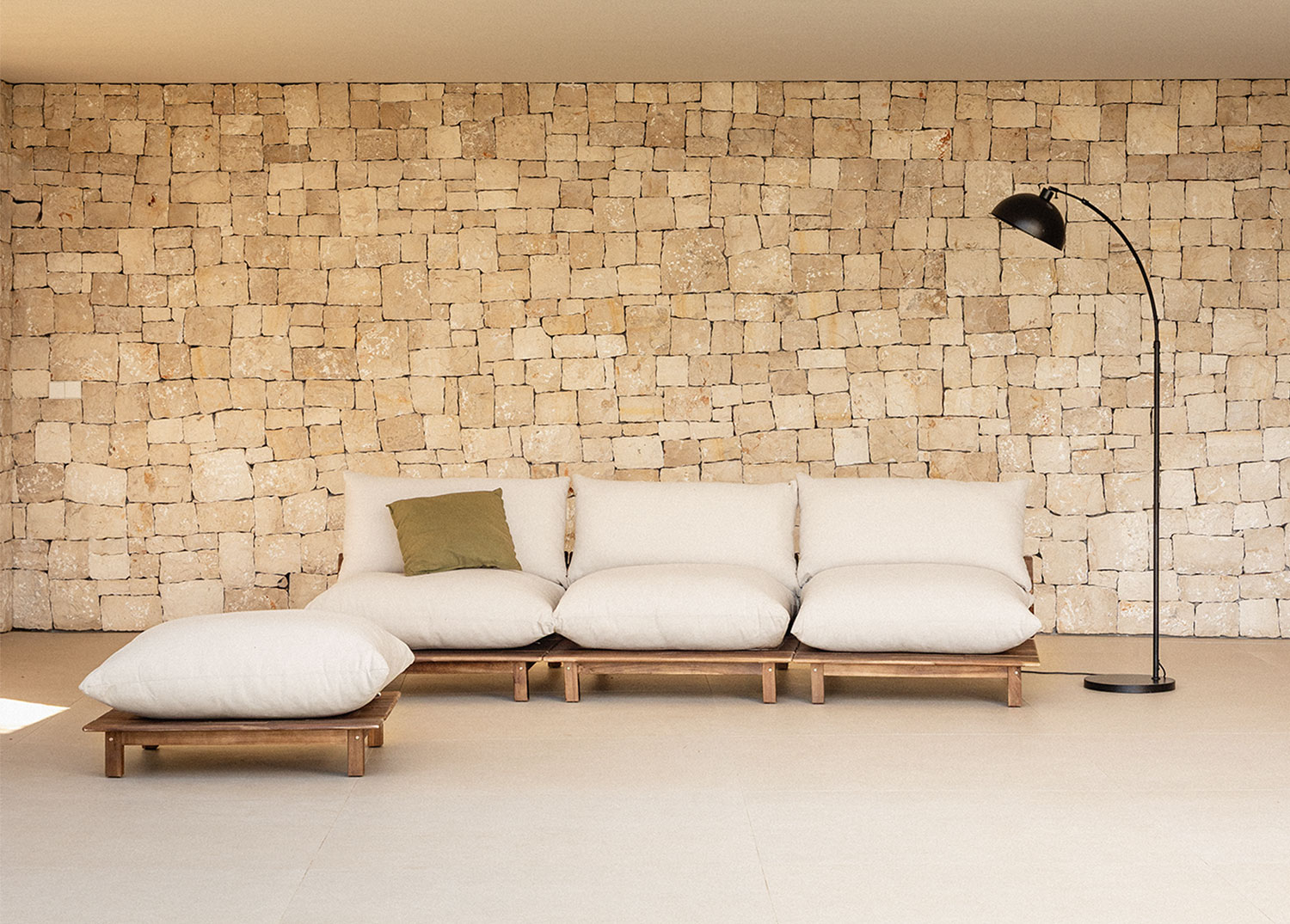 Sofá modular de jardín en madera de acacia de 3 piezas con puff Brina