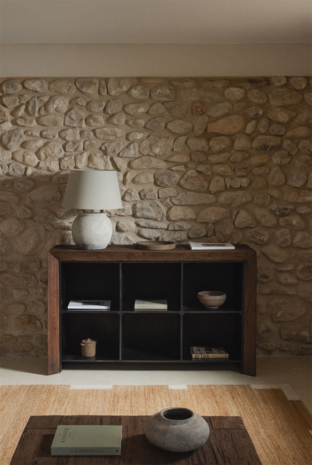 Aparador de madera con estantes