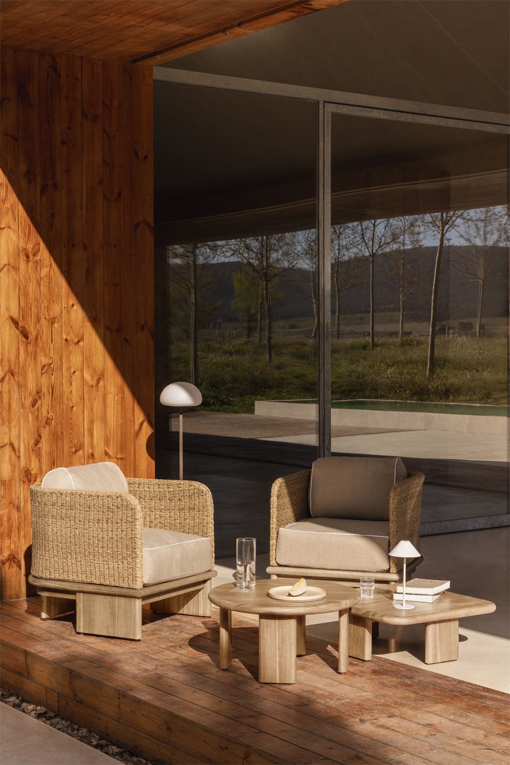 Conjunto de jardín de ratán y madera de acacia con sillones y mesas de centro