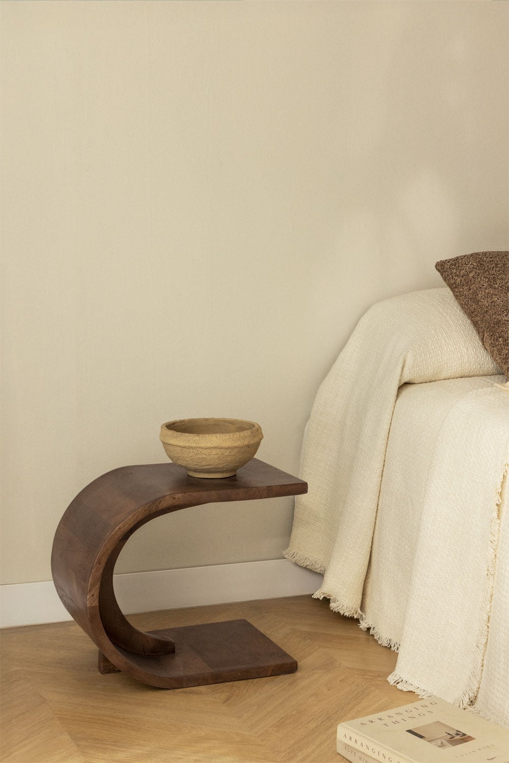 Mesita de noche de madera Rigi estilo orgánico moderno