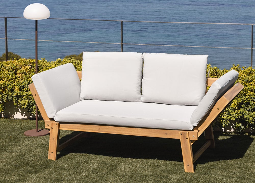 Sofá de exterior de madera clara con cojines blancos