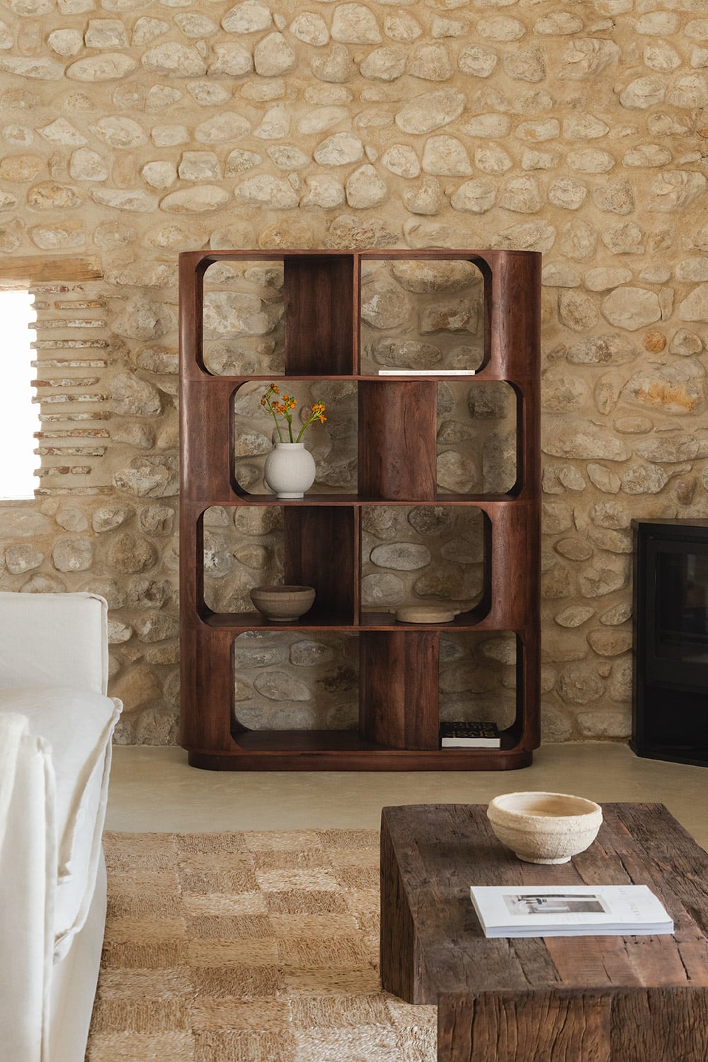 Estantería de madera maciza con estantes redondeados