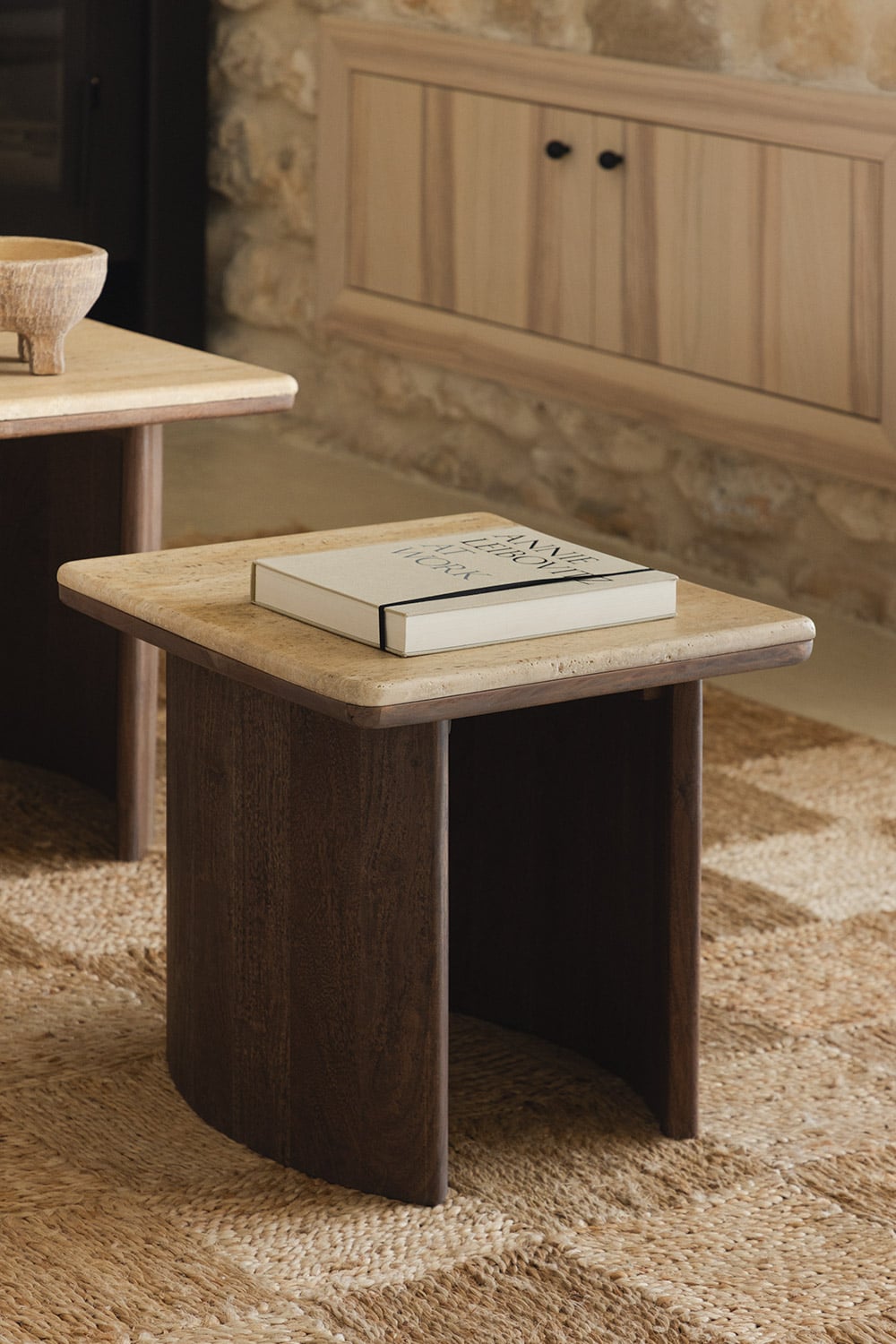 Mesa auxiliar cuadrada de piedra y madera