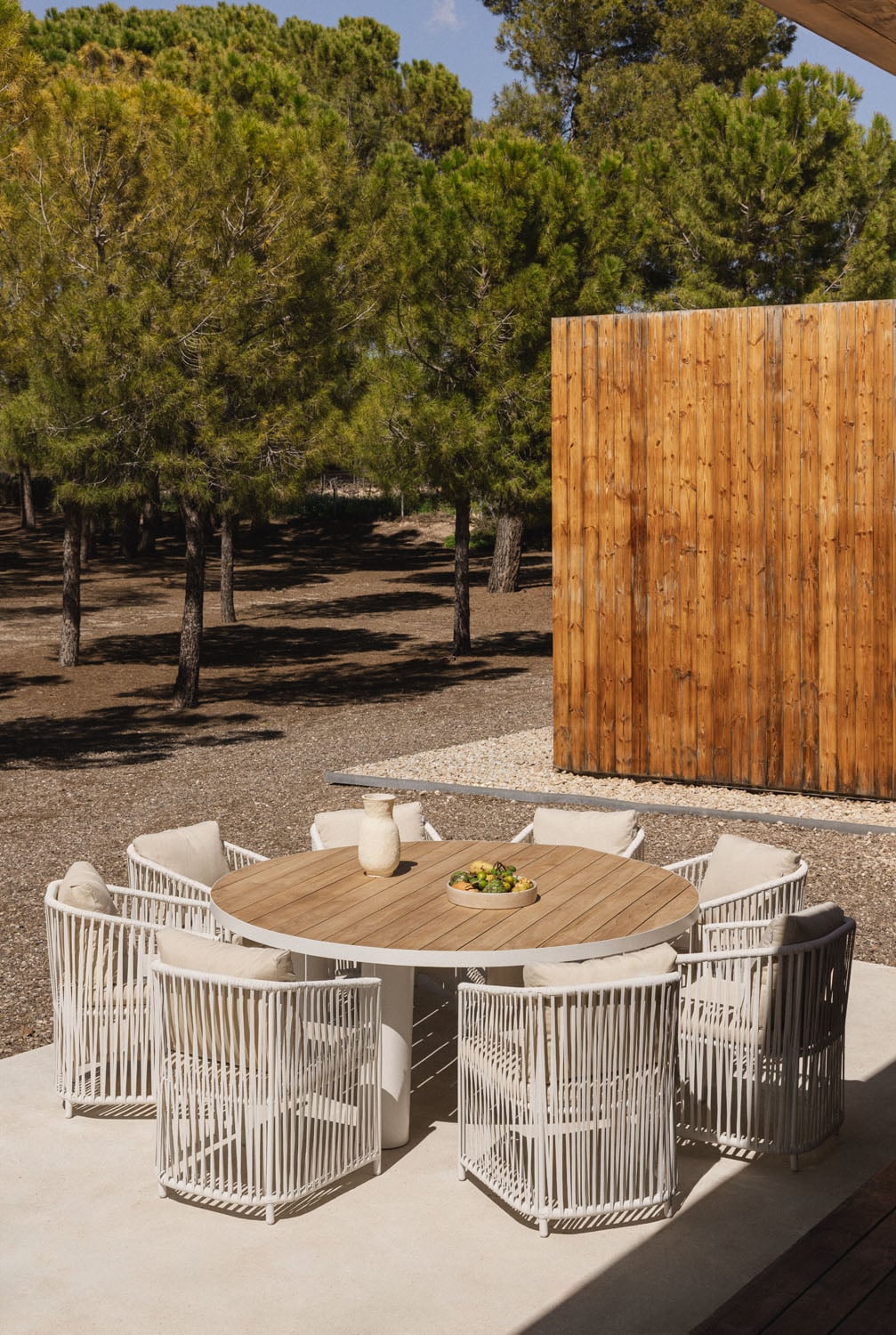 Set de jardín con mesa redonda de teca Ø180 cm y 8 sillas de cuerda blanca