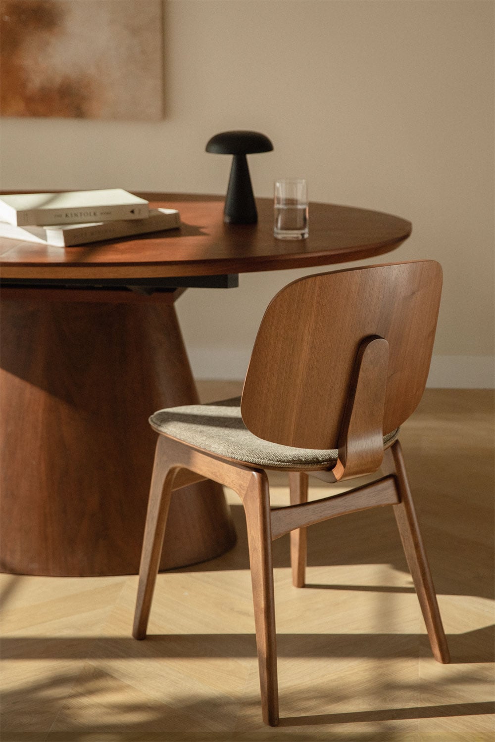 Silla de comedor de madera curvada con tapizado gris