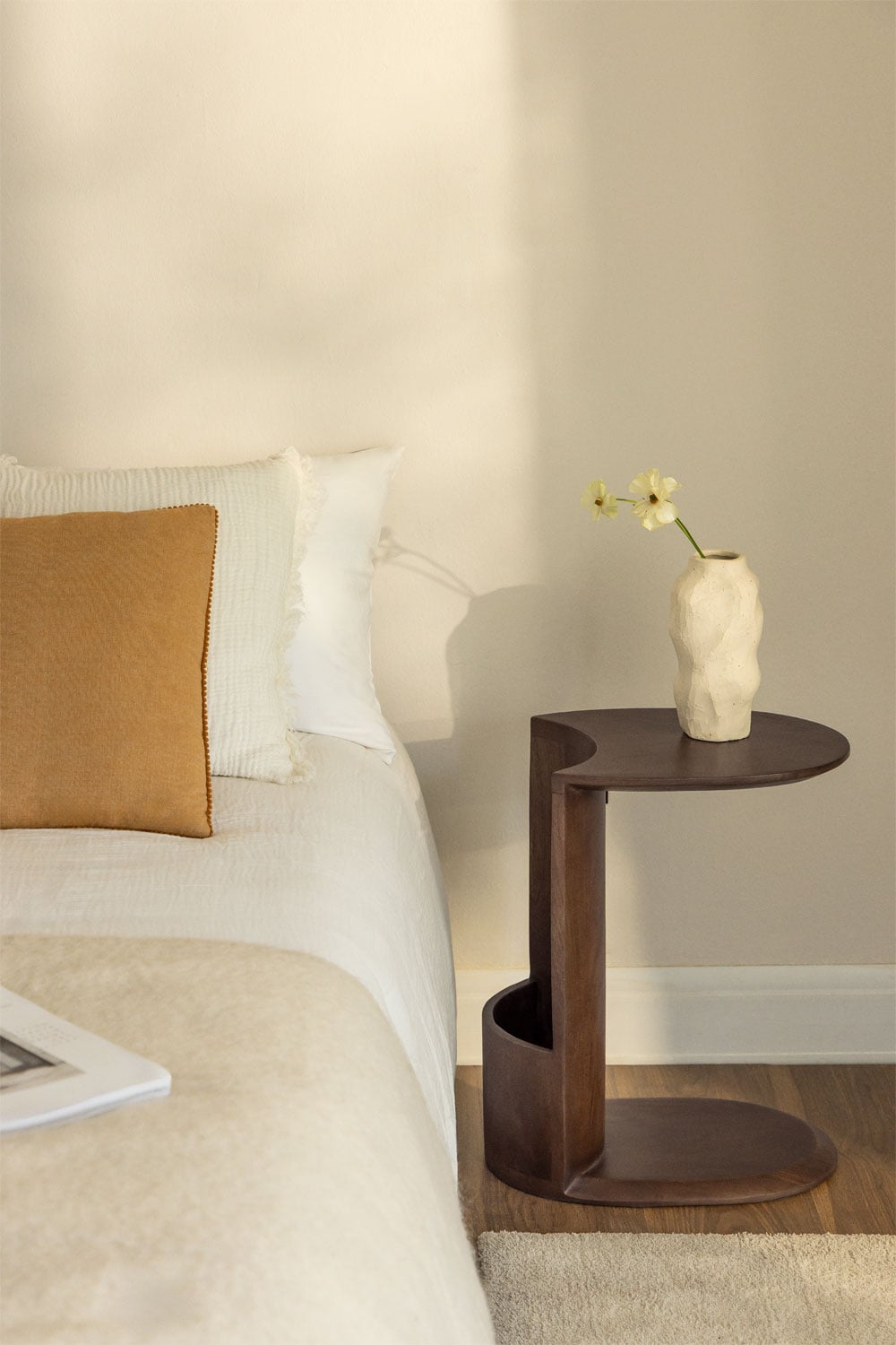 Mesita de Noche Kenoly de Madera Oscura con Diseño Curvo Moderno