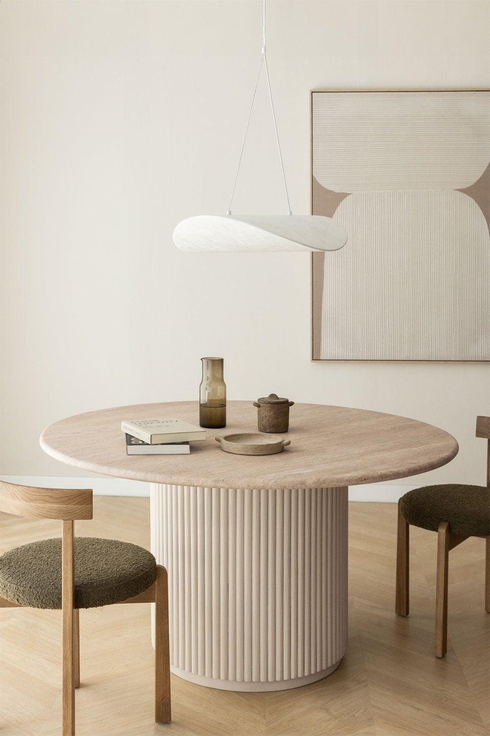 Mesa de comedor redonda con base estriada y sillas tapizadas