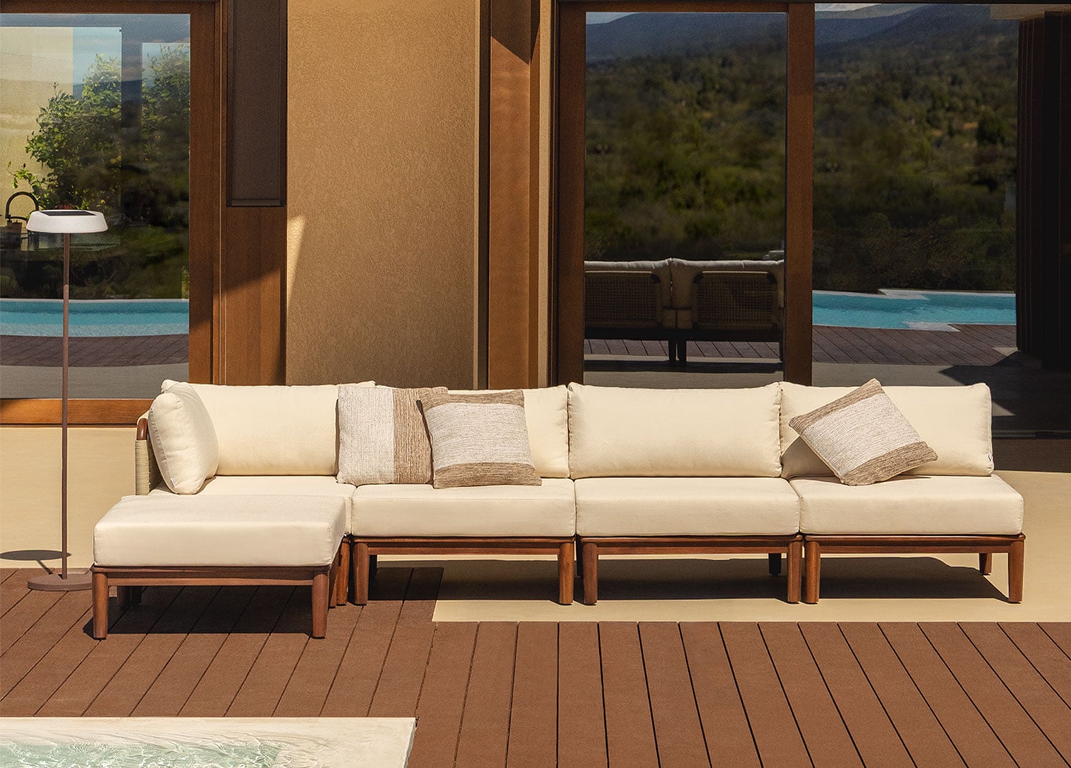 Sofá modular de jardín esquinero de madera de acacia y puff Giulia