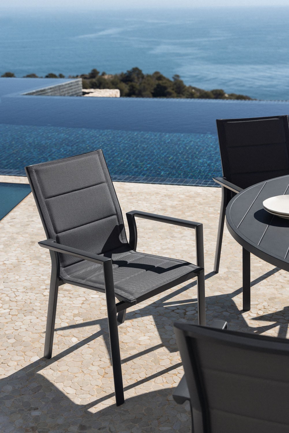 Silla de exterior de aluminio gris