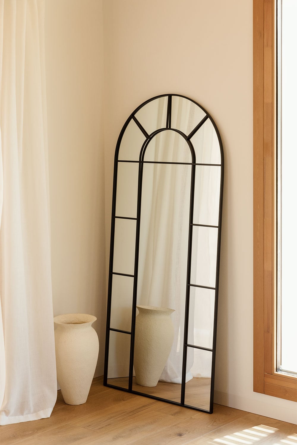 Espejo de pie arco con marco de metal negro
