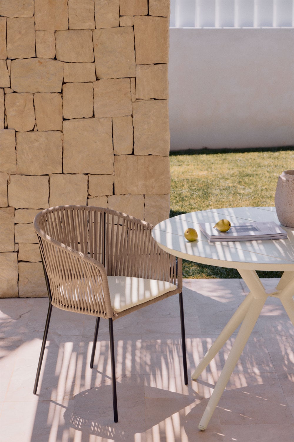 Silla de exterior con cuerda beige y patas negras