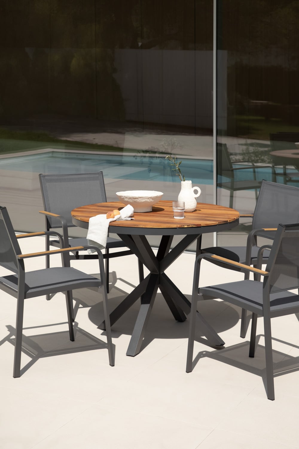 Mesa de comedor redonda de madera y sillas grises