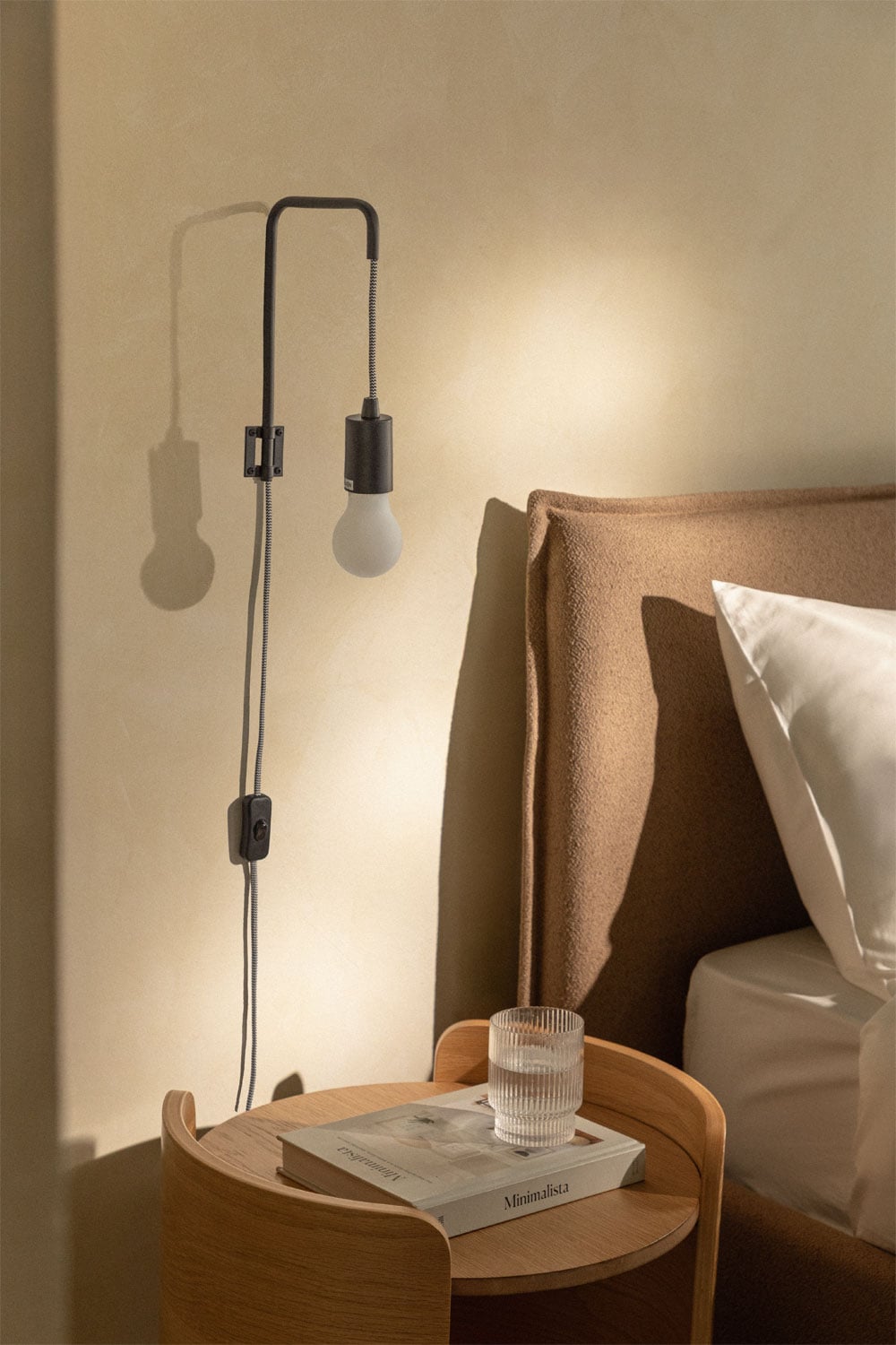 Lámpara de pared colgante negra con bombilla vista