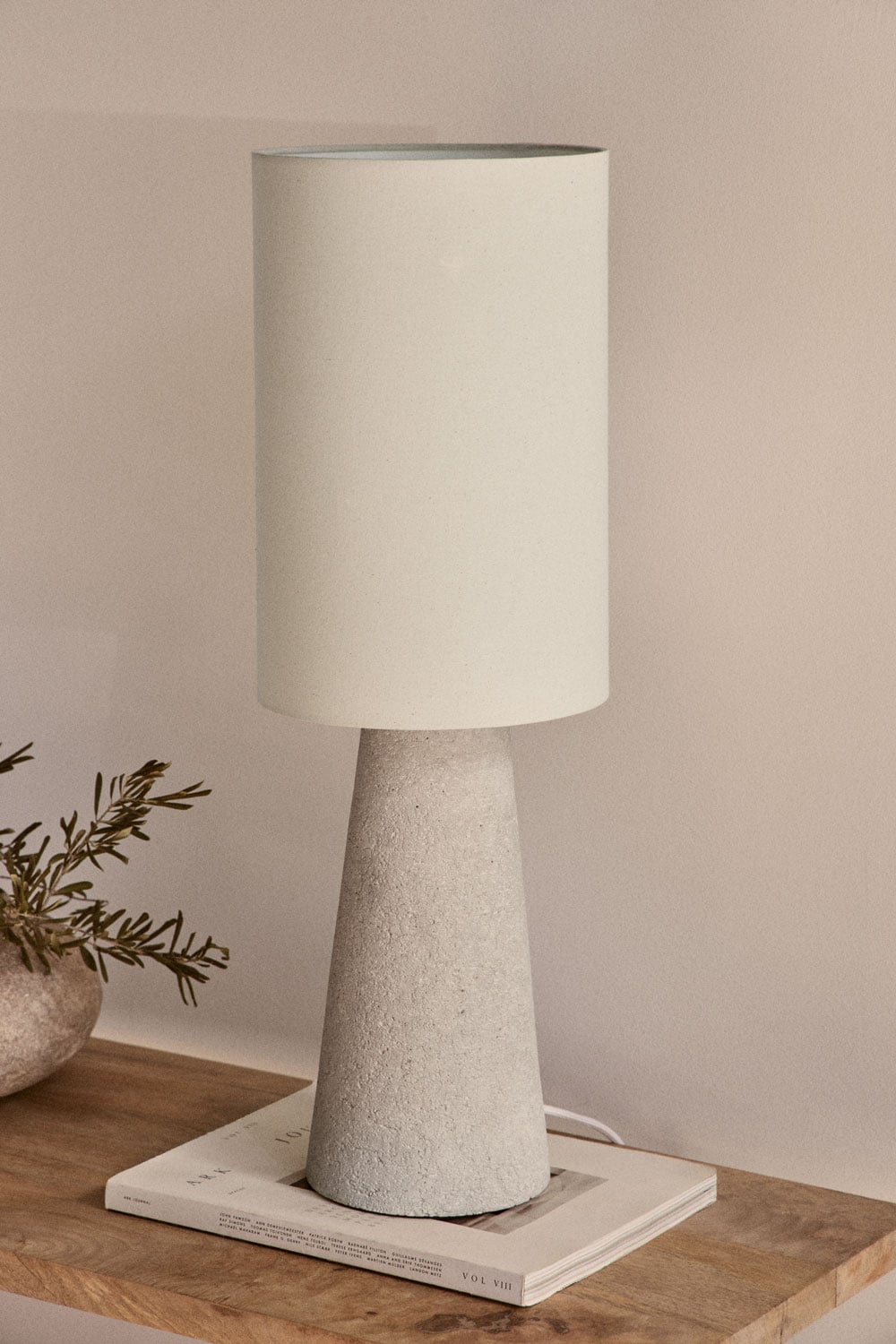 Lámpara de mesa de cemento y pantalla de tela