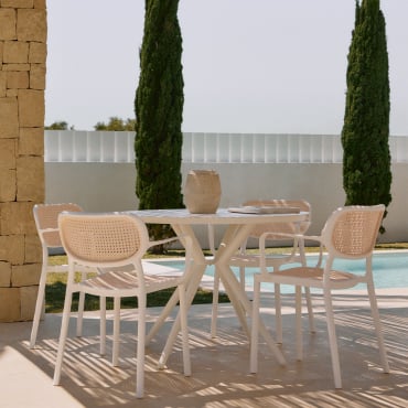 Set De Mesa Redonda Ø100 Cm En Aluminio Valerie Y 4 Sillas De Jardín Apilables Con Reposabrazos En Polipropileno Omara Blanco Gardenia - Sklum