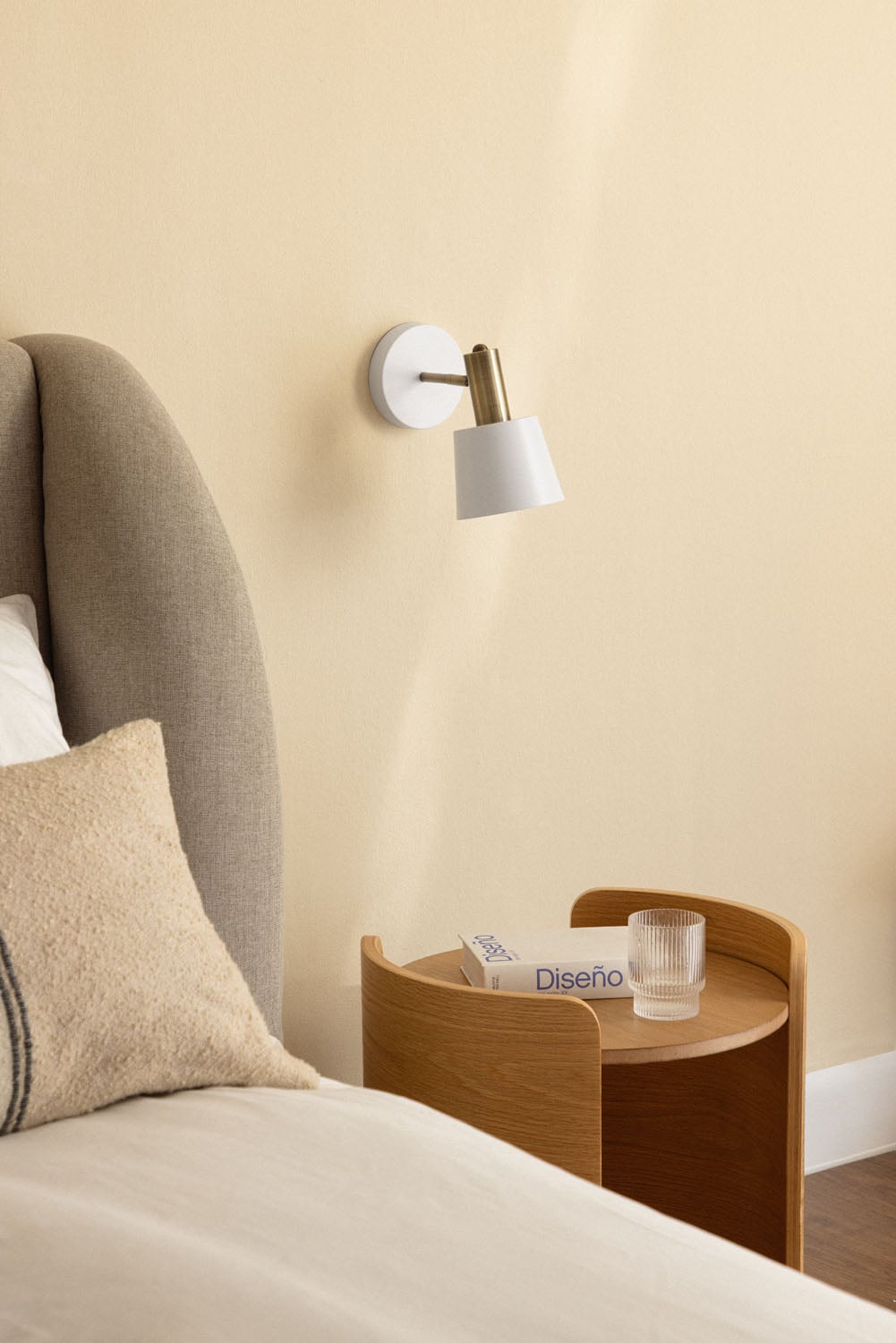 Mesita de noche redonda de madera clara