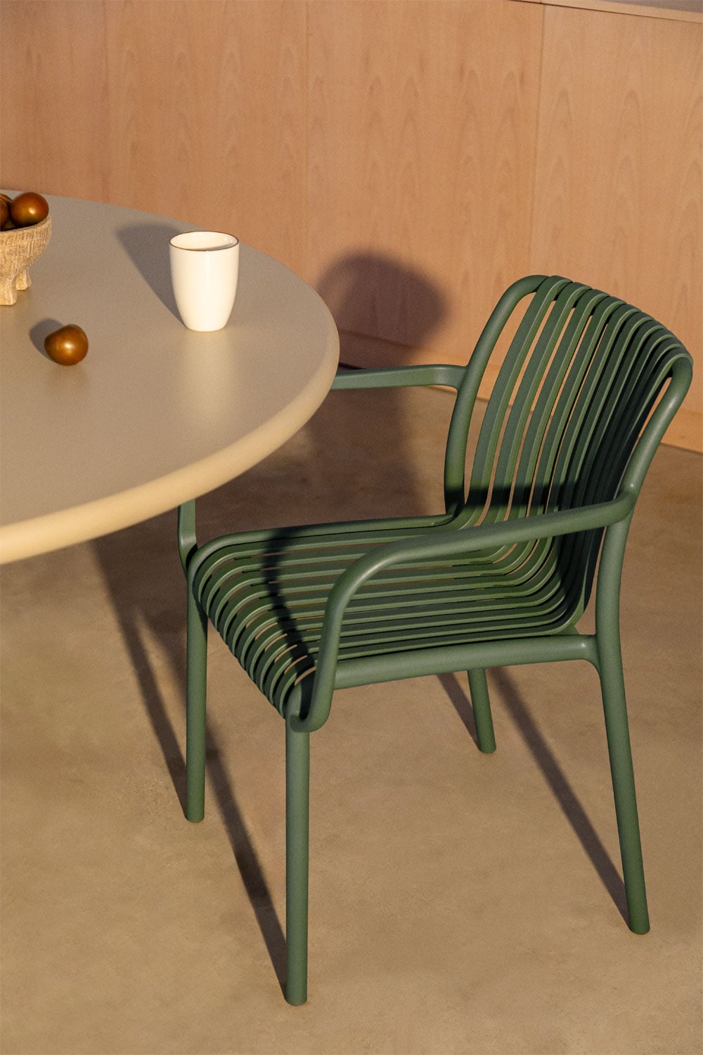 Silla de comedor con reposabrazos en polipropileno verde