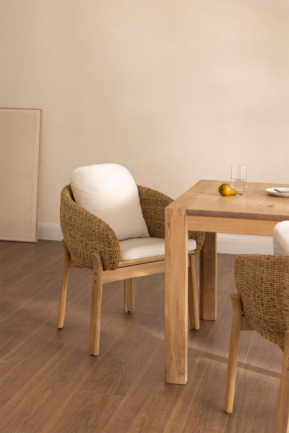 Silla de comedor con reposabrazos de acacia y ratán Leilan
