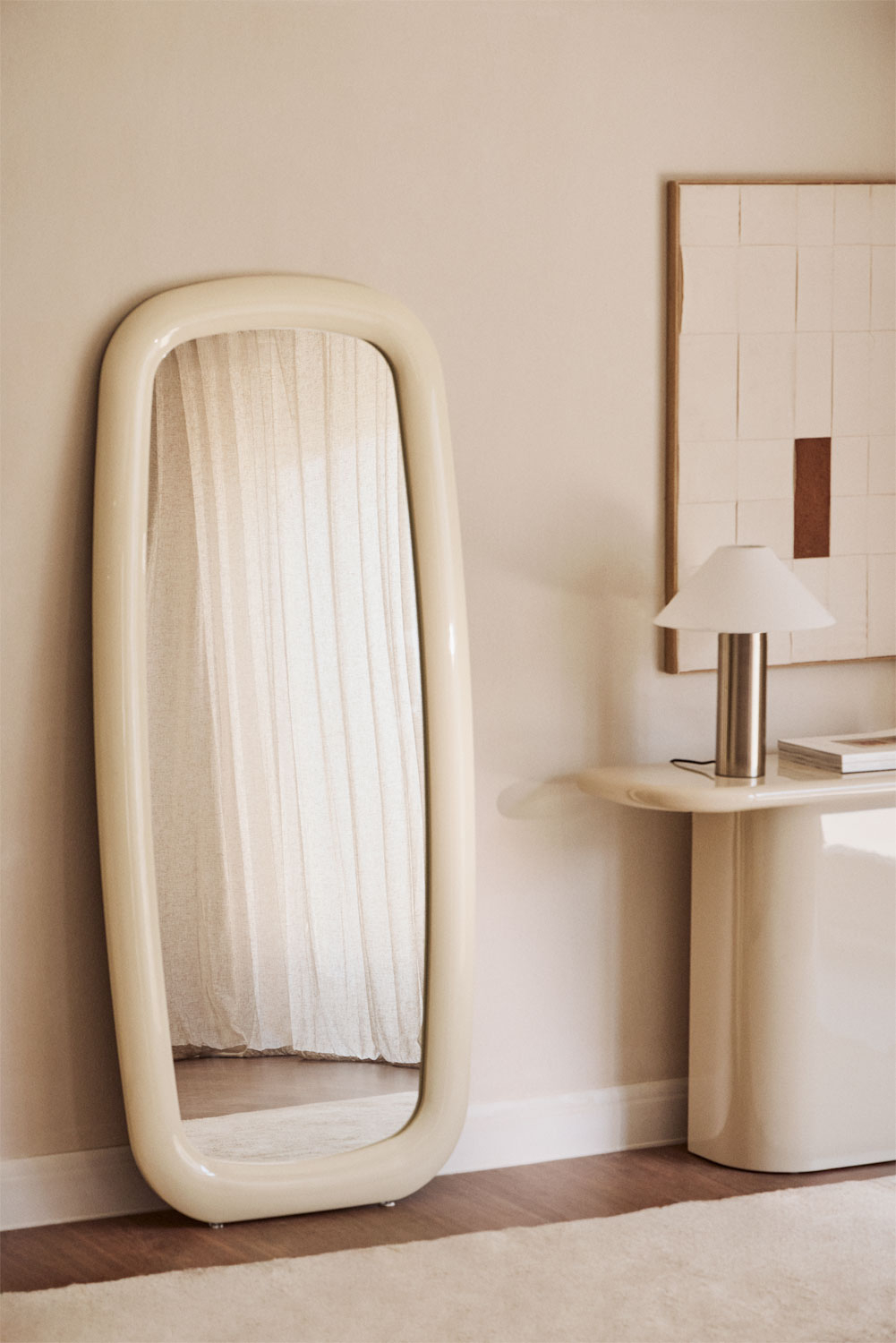 Espejo de pie con marco redondeado beige