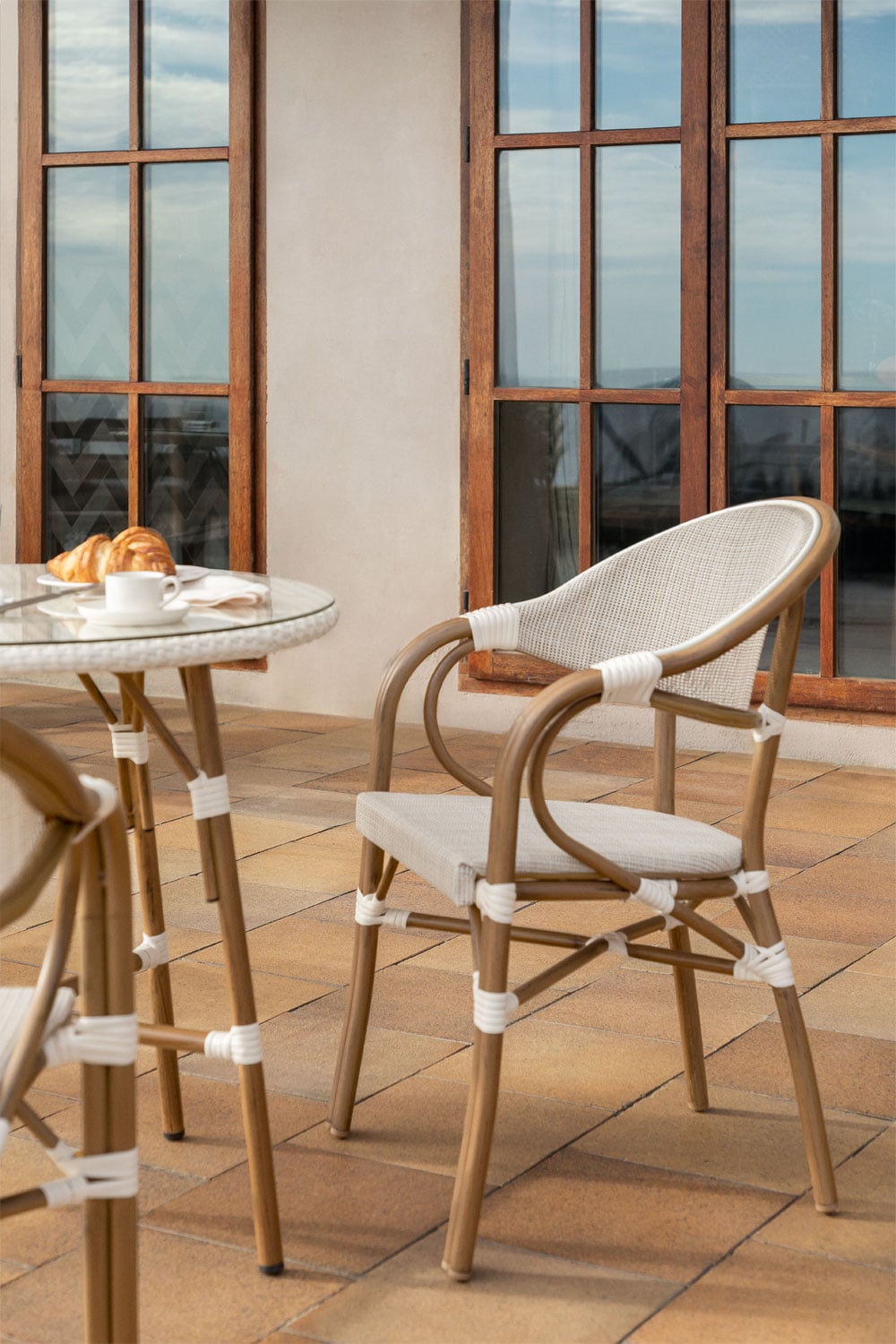 Silla de Jardín Apilable Brielle Bistro de Aluminio y Ratán Beige