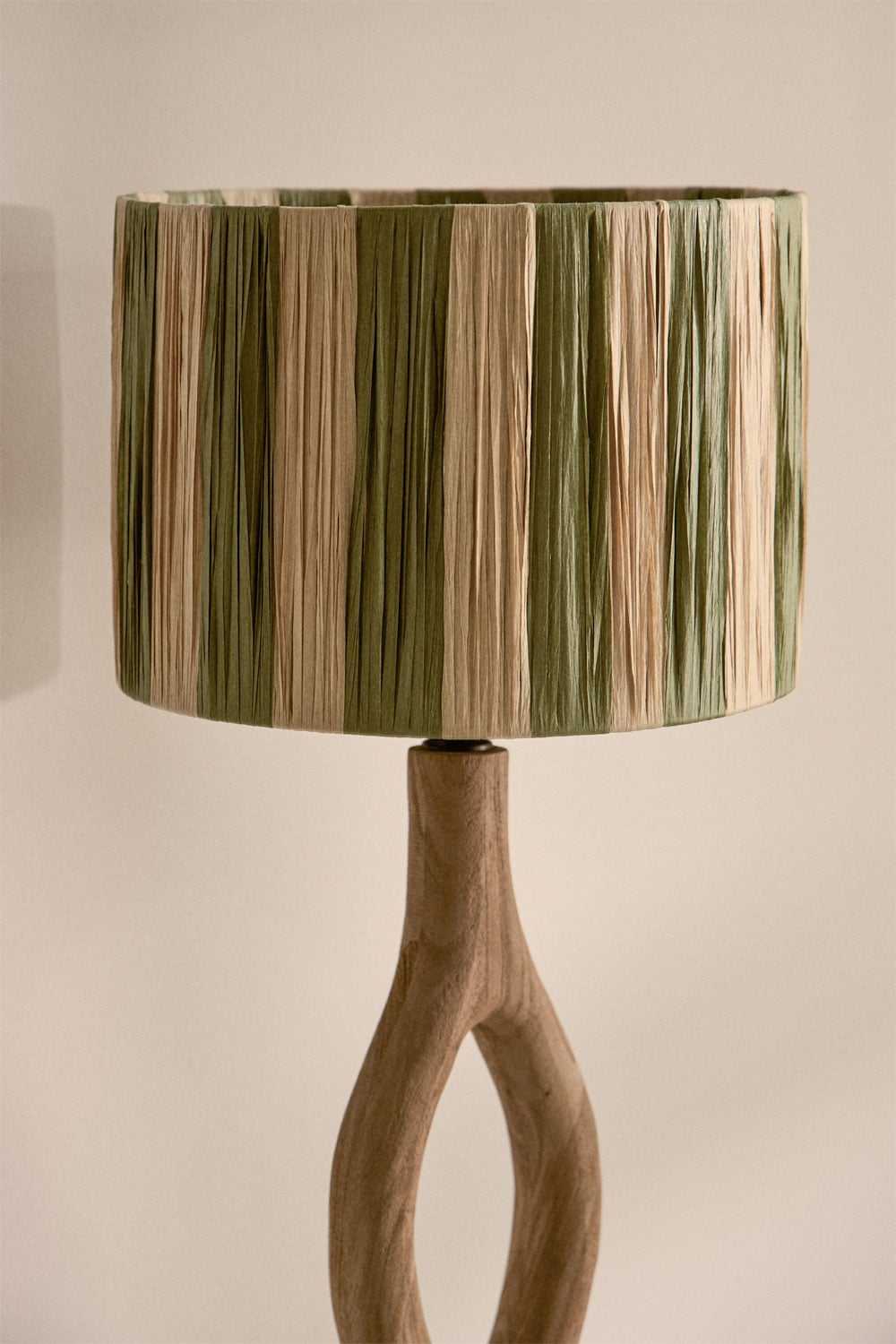 Lámpara de mesa con pantalla de rafia verde y beige